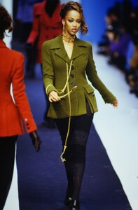 1083520870_karl-lagerfeld-fw-1992(6).thumb.jpg.534c4d1a21a5cf27b9bbb53be554a047.jpg