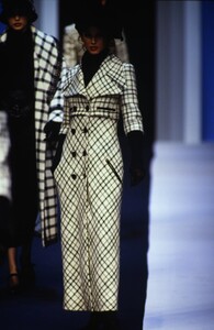 1089673811_karl-lagerfeld-fw-1992(3).thumb.jpg.970ce15dc22716ad0a10f2c35577a7b6.jpg