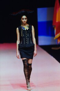 1104967257_christian-lacroix-ss-1998(3).thumb.jpg.5b013425388e992ececeb4d10d902024.jpg