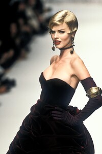 1117069189_EmanuelUngaro1995HauteCouture86.thumb.jpg.a9bc79b18907501bda5cf4da1be15f1a.jpg