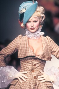 112446688_VivienneWestwood1995WomenRTW3.thumb.jpg.12934d0f7f76c0f47c950e3537a50cb2.jpg