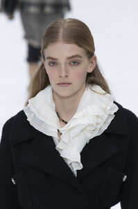 1135196474_ChanelFall2019DetailsOUa6Wq7hkJYx.thumb.jpg.fe299d5df7a2f670bbe6be540c2eac67.jpg