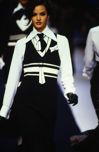 1154444305_karl-lagerfeld-fw-1992(2).thumb.jpg.8b9b4c878af227e2d657124e433e8931.jpg