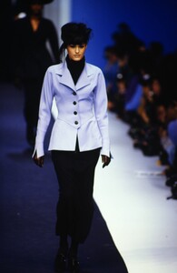 1162592492_karl-lagerfeld-fw-1992(2).thumb.jpg.939d1392f947a3f3fe6512f8710f1d57.jpg