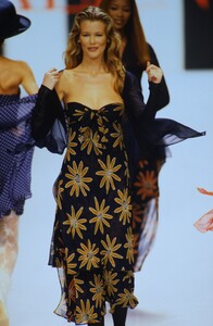 1164057576_valentino-ss-1994(8).thumb.jpg.17643df29691d2dd31e81cf29b0ff5eb.jpg