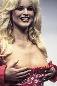 1169223124_GaetanoNavarra1993WomenRTW104.thumb.jpg.84e605f2f214563e474bf1fba210cbc0.jpg