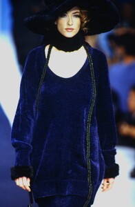 1174779489_karl-lagerfeld-fw-1992(3).thumb.jpg.7bc37ae52a3a92e67c93e7c7dbbcac35.jpg