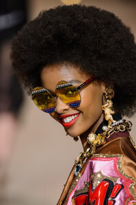 122164567_DolceGabbanaFall2018DetailsGpGLGk1V-qGx.thumb.jpg.476d51392c61ab426c31b96a5f70fc87.jpg
