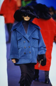 122660672_karl-lagerfeld-fw-1992(2).thumb.jpg.1efd9d35dba526496b81a126b00c4618.jpg