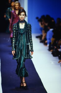 1238001295_karl-lagerfeld-fw-1992(7).thumb.jpg.a8d63beb434029cf6c756ea92ce51d3f.jpg