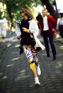 Vogue US December 1990 by Arthur Elgort (4).jpg
