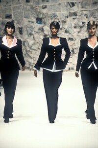 1258608304_EmanuelUngaro1995HauteCouture62.thumb.jpg.b1f8e72f75ae4d825808e25bdd6c414d.jpg