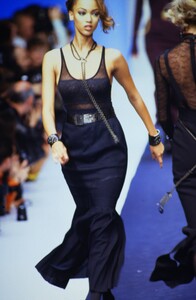 1276711623_karl-lagerfeld-fw-1992(7).thumb.jpg.67411dfd92d9b4fb0d40ccddd0ad8bdb.jpg