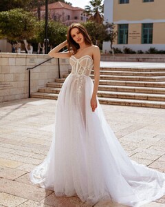 veronikakorshun_bridal_90696079_3390462250970501_34395813862601865_n (1).jpg