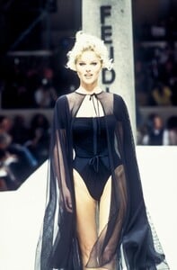 1292839781_Fendi1993WomenRTW70.thumb.jpg.312c5a25531bf0938798cde1a9294145.jpg