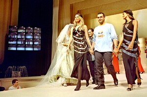 Claudia Schiffer com Nuno Gama em 1996 no final de um desfile no Portugal Fashion.jpg