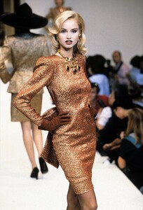 1345206899_givenchy-fall-1995-couture(5).thumb.jpg.07ce4718baa5b0ca40e4fa1f74d5f64b.jpg