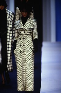 1362997426_karl-lagerfeld-fw-1992(4).thumb.jpg.9c5f22640a249cf9264dda864363934f.jpg