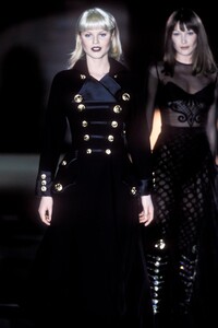 1369186945_Versace1993WomenRTW169.thumb.jpg.4d4a84b2e1b2def2382321f4023f37f2.jpg