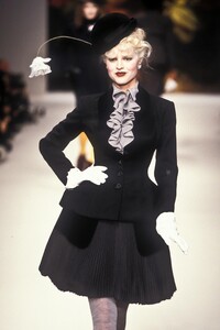 1373957594_VivienneWestwood1995WomenRTW131.thumb.jpg.081d918edb6b918c9d50ff8fc5ddaab4.jpg