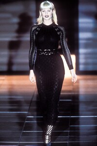 138239003_Versace1993WomenRTW48.thumb.jpg.084ba1fbcce3f7e4758b2282ce27bfad.jpg