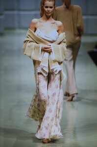 1397123065_valentino-hc-spring-1996(12).thumb.jpg.2d57d61b4ac44da09cf4b940f037de31.jpg