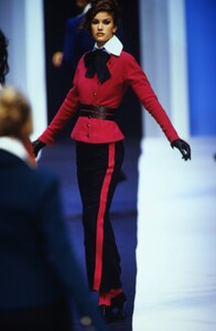 1415590203_karl-lagerfeld-fw-1992(2).thumb.jpg.d84f2beff0f4aee6056da2bd92fad8a3.jpg