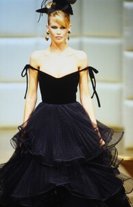 1424887159_valentino-hc-fw-1995(24).thumb.jpg.1cfb46125462a123d2099d72b46a0515.jpg