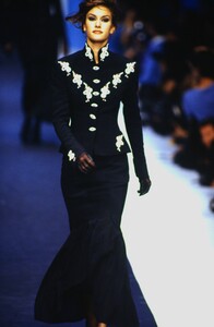 1426708320_karl-lagerfeld-fw-1992(7).thumb.jpg.14de34beb2e1186f7b04bec79c5ea527.jpg