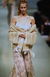 1453069171_valentino-hc-spring-1996(8).thumb.jpg.569bc0b6a7552fe22e2772ef504e56d5.jpg