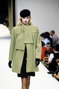 14551095_givenchy-fall-1995-couture(2).thumb.jpg.bd98e835edfd905b358675279e1b5a90.jpg