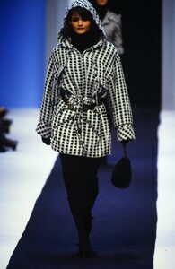 1457986471_karl-lagerfeld-fw-1992(1).thumb.jpg.aec2729ad7b13b05b1fc9889a9d6aa6c.jpg