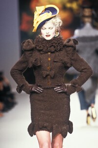 1475697738_VivienneWestwood1995WomenRTW38.thumb.jpg.3a2f6af9adf16ea75996fe081afeae18.jpg