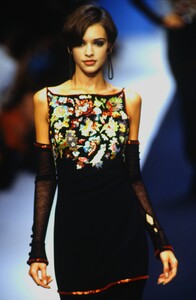 1482116866_karl-lagerfeld-fw-1992(7).thumb.jpg.55fc2a6379c6b79df39e16b1edfcf010.jpg