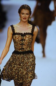 1507802158_ingrid-ss-1994-valentino(2).thumb.jpg.cd8d10cc9534f34c7e0408541f0290ca.jpg