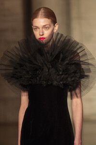 1522063085_OscardelaRentaFall2020DetailsFjV5MIQN6OWx.thumb.jpg.d1a8219d7bb6263aca9dffa0b858c0f7.jpg