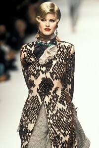 1555676193_EmanuelUngaro1995HauteCouture83.thumb.jpg.18f5683f149b767735837a2e7482a58e.jpg