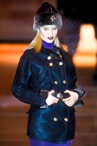 1569229667_Versace1993WomenRTW16.thumb.jpg.003d3500116e5108841bd477cb95e3c7.jpg