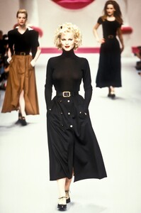 1575092900_Chanel1995WomenRTW90.thumb.jpg.4143e647929e5f3df8f7a6f85cc7114a.jpg