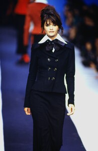 1587378885_karl-lagerfeld-fw-1992(19).thumb.jpg.ae7d3707892e4c6ab87d4e994d564c9a.jpg