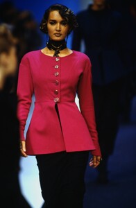 1593853219_karl-lagerfeld-fw-1992(8).thumb.jpg.d93c799186ccb308f18f600328839b9d.jpg