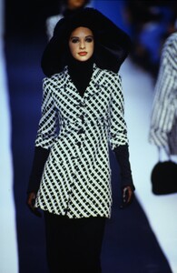 1600247544_karl-lagerfeld-fw-1992(8).thumb.jpg.f47ed99d513d228f84ad1304b70a9404.jpg