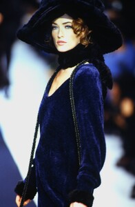 1620590625_karl-lagerfeld-fw-1992(1).thumb.jpg.1a0617f1246c0526867f077dd8a9523c.jpg