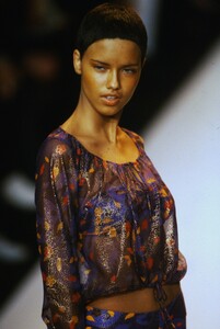 1626704339_anna-sui-spring-1998(28).thumb.jpg.8ce715727e5a64176e4b684f252179fc.jpg