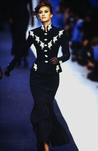 165283193_karl-lagerfeld-fw-1992(6).thumb.jpg.d6380fd1f650609c75ec6b82bdc809eb.jpg