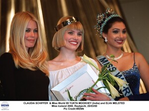CLAUDIA SCHIFFER & Miss World 99 YUKTA MOOKHEY (India) and ELVA MELSTED Miss Iceland 2000. Reykjavik.jpg