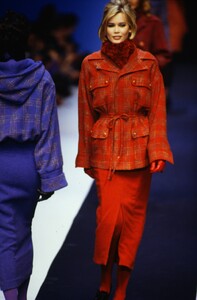 1676432533_karl-lagerfeld-fw-1992(9).thumb.jpg.fe44f79b3861d92bdd12788d11e354d5.jpg