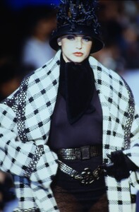 1685136726_karl-lagerfeld-fw-1992(1).thumb.jpg.951bff9f178179d0d80433e638cc8250.jpg