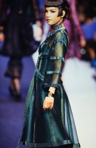 1693463661_karl-lagerfeld-fw-1992(11).thumb.jpg.70ed697ed9b113b6fe8ab9ca7af993a8.jpg