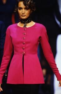 1693746276_karl-lagerfeld-fw-1992(7).thumb.jpg.f49faeb9b0d1f04269d715cda0eed71d.jpg